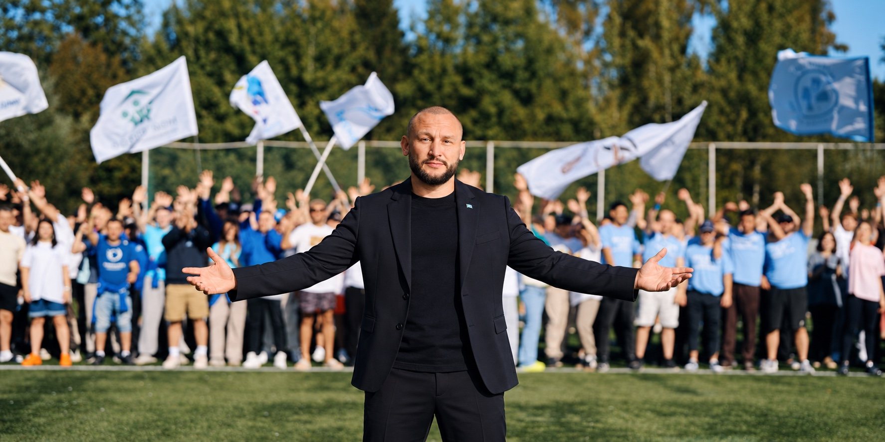 Никита Лушников на фоне участников лагеря